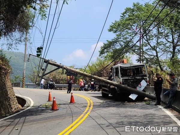 ▲大貨車經合歡山公路上山，失控撞斷路邊電線桿。（圖／民眾提供）