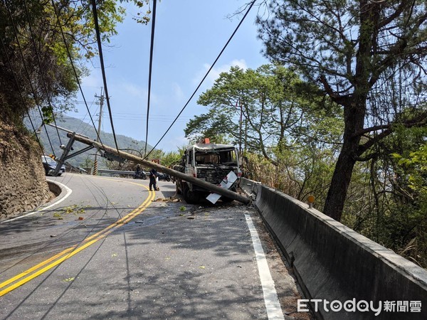 ▲大貨車經合歡山公路上山，失控撞斷路邊電線桿。（圖／民眾提供）