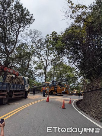 ▲大貨車經合歡山公路上山，失控撞斷路邊電線桿，雙向交通受阻。（圖／民眾提供）