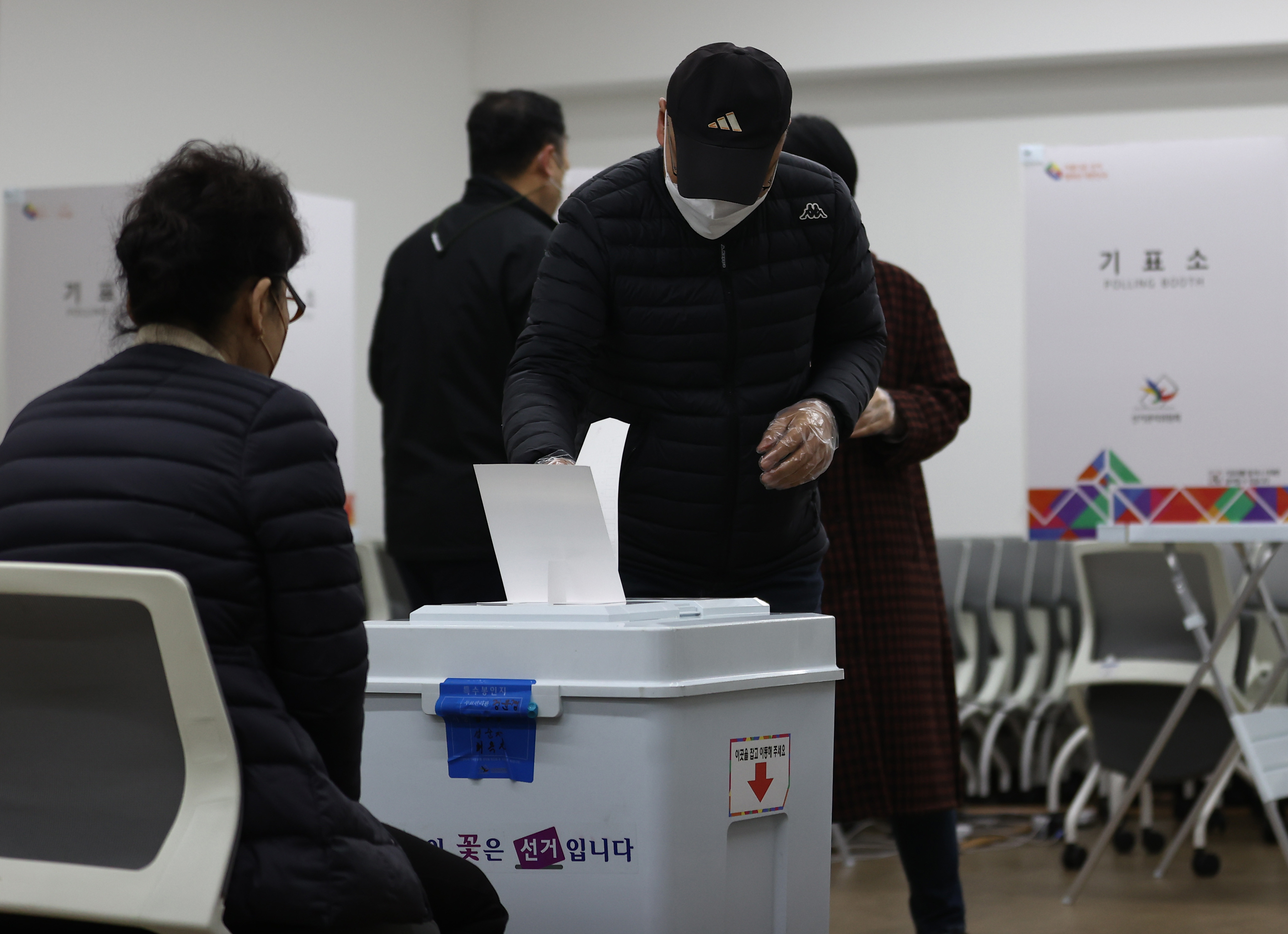 ▲▼南韓7日舉行首爾、釜山市長補選，選民須遵守社交防疫距離。（圖／達志影像）