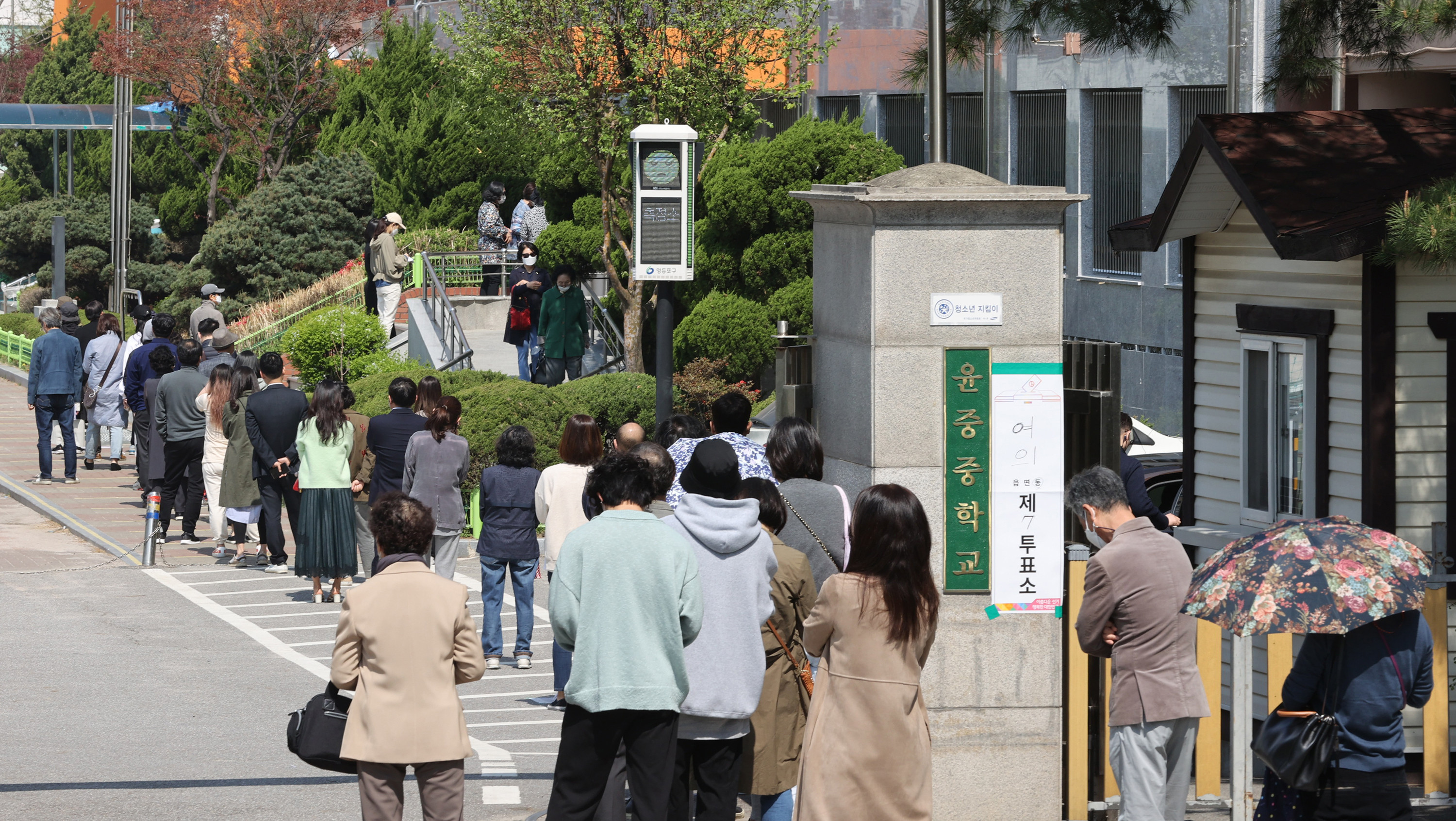 ▲▼民眾前往首爾某所中學進行市長補選投票。（圖／達志影像）