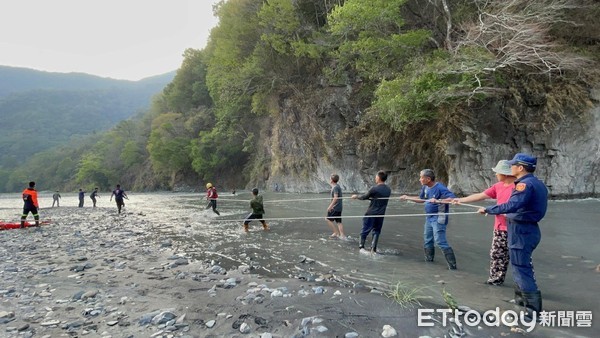 ▲警消人員在萬大水庫排放的大水中挺進救援。（圖／民眾提供）