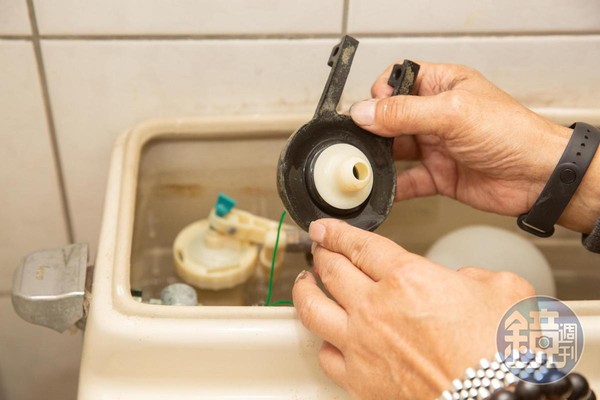 定期檢查更換止水橡皮蓋，避免馬桶漏水。