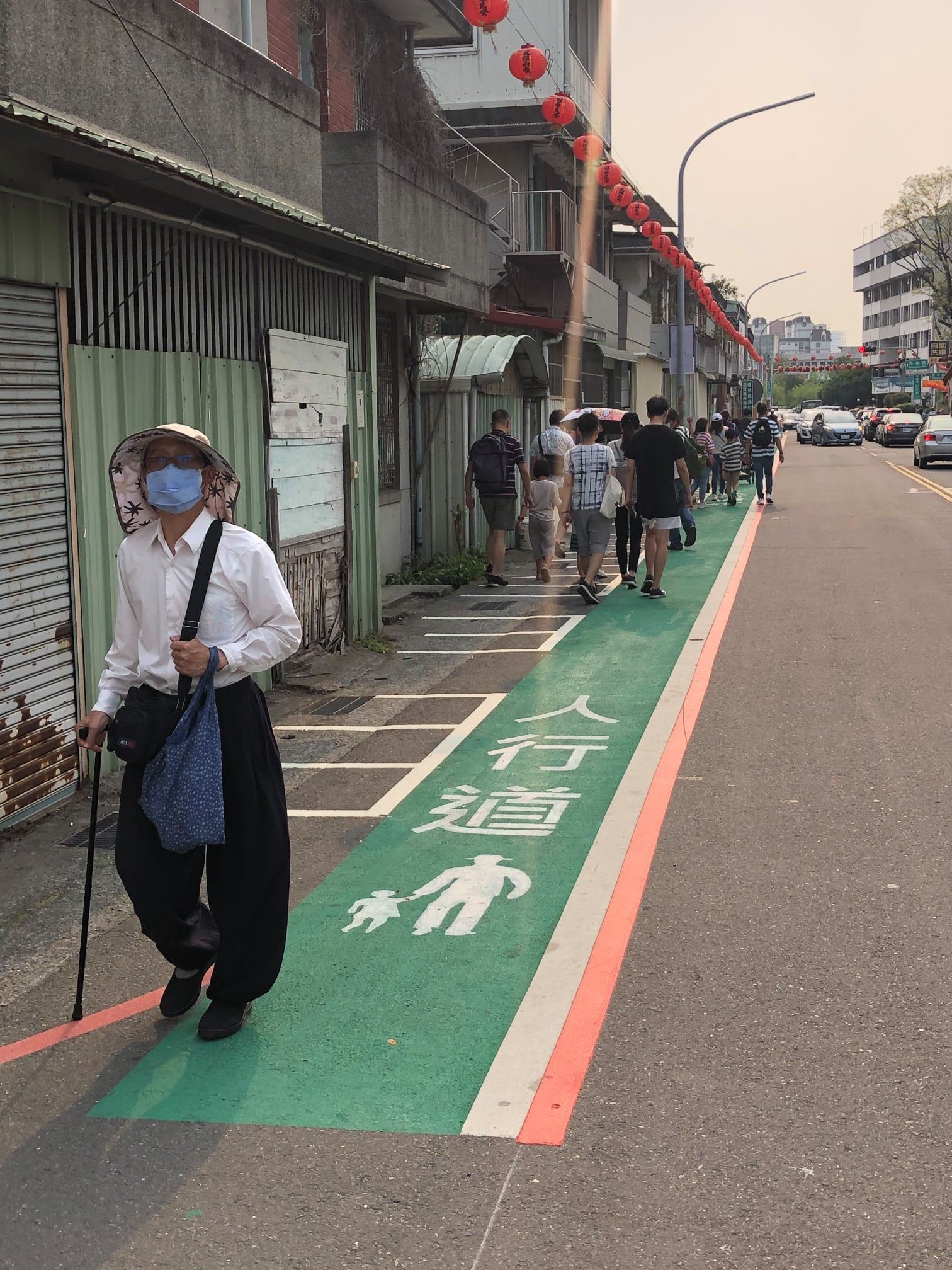 詭異！機車格畫人行道內「一停尾巴凸出來」　嘉市府回應了。（圖／翻攝嘉義市政府交通處臉書）