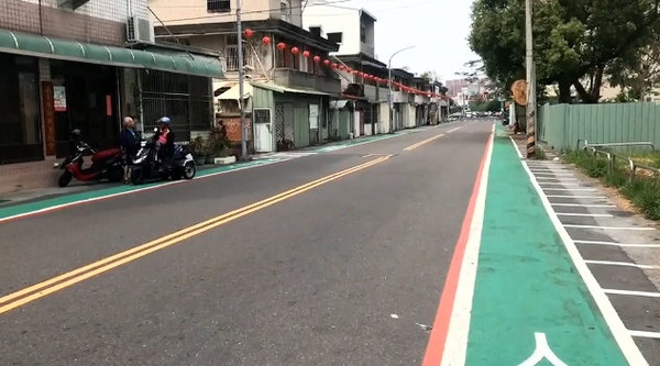 詭異！機車格畫人行道內「一停尾巴凸出來」　嘉市府回應了。（圖／東森新聞）