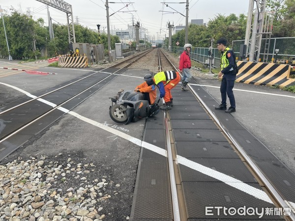 ▲▼騎士平交道自摔躺軌道！　台鐵「眼尖司機員」急剎自強號。（圖／記者黃孟珍翻攝）