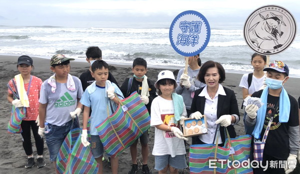 ▲▼小燕鷗巡守隊出任務，8日宜蘭縣長林姿妙與利澤國小師生等300人淨灘守護海洋。（圖／記者游芳男翻攝，下同）