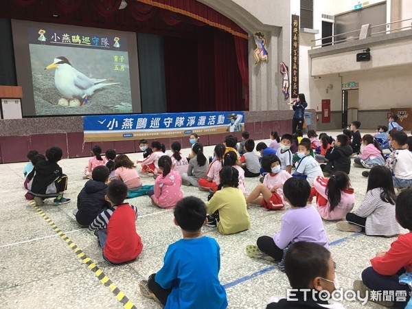 ▲▼小燕鷗巡守隊出任務，8日宜蘭縣長林姿妙與利澤國小師生等300人淨灘守護海洋。（圖／記者游芳男翻攝，下同）