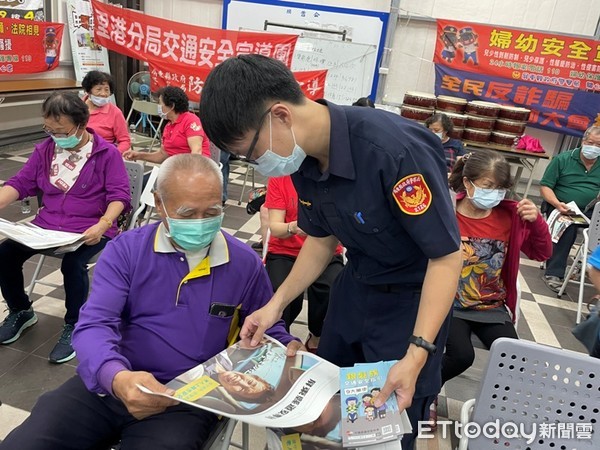 ▲里港警分局交通組員到到里港玉田社區關懷長輩行的安全。（圖／記者陳崑福翻攝，以下同）