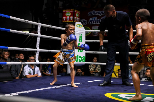 ▲泰國兒童拳擊盛行。9歲泰拳選手蓬帕塔拉（Pornpattara Peachaurai）靠著比賽獎金養家糊口。（圖／路透）