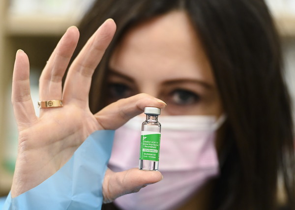 ▲安大略省重新實施為期4周的「居家令」。圖為多倫多一名藥劑師上月展示供民眾施打的AZ新冠疫苗。（圖／達志影像／美聯社）