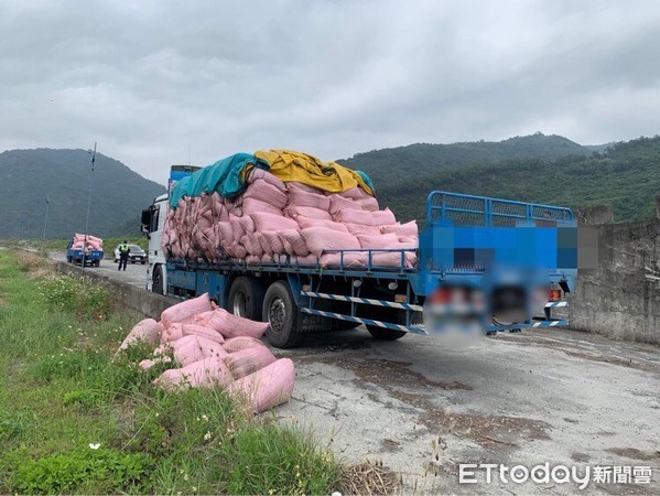 ▲ 農地違規分裝生雞糞，遭警當場查獲達400包          。（圖／記者楊漢聲翻攝）