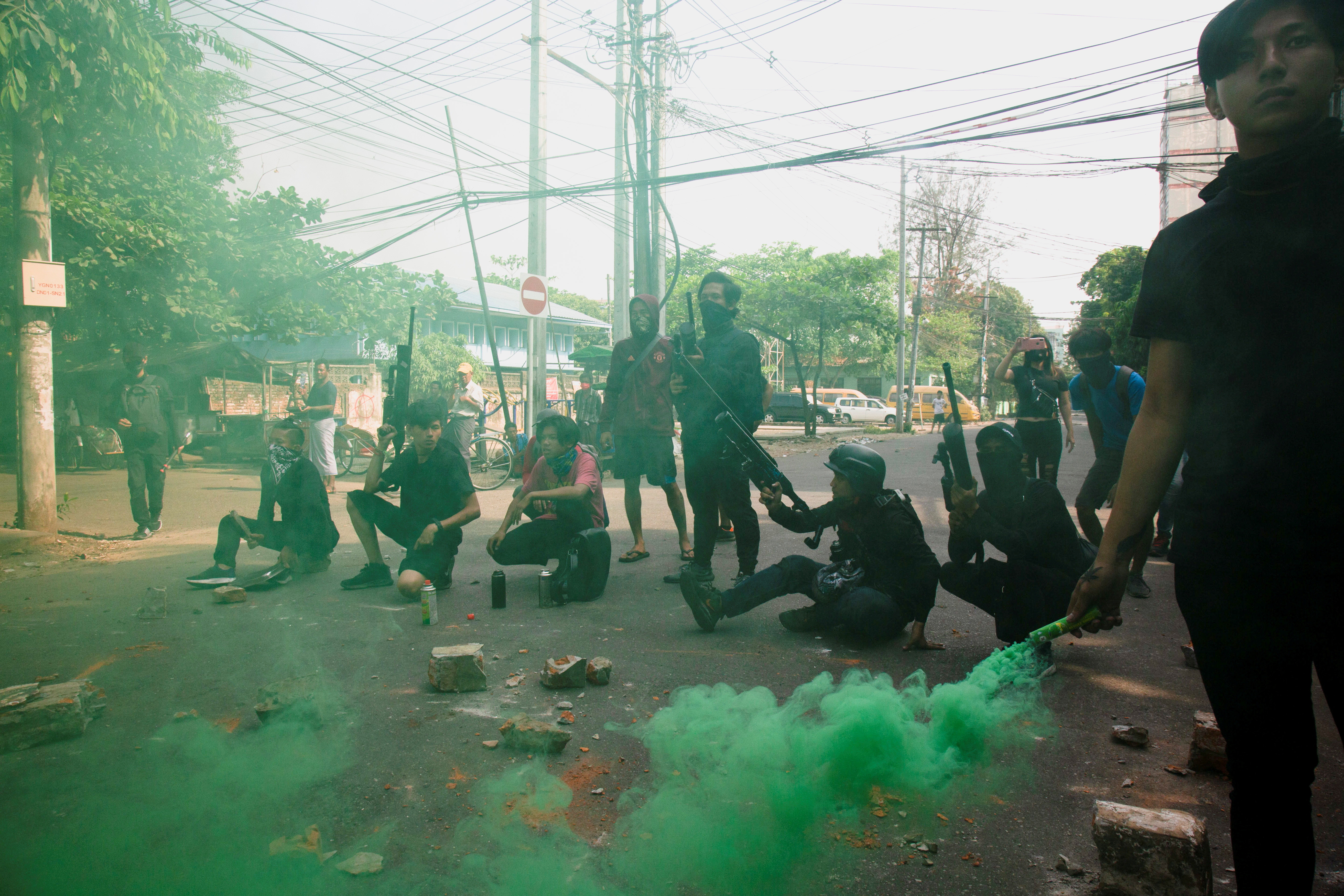 ▲▼ 緬甸示威者自製武器對抗軍隊。（圖／路透）