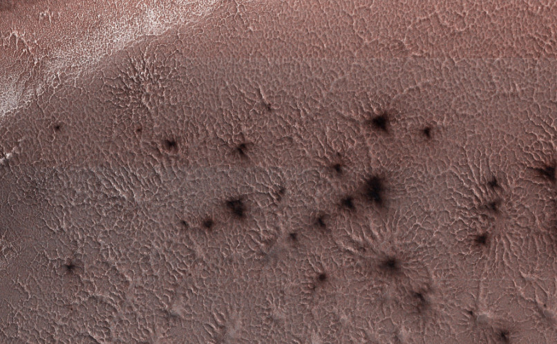 ▲▼火星表面出現奇特蜘蛛紋路。（圖／翻攝自NASA）