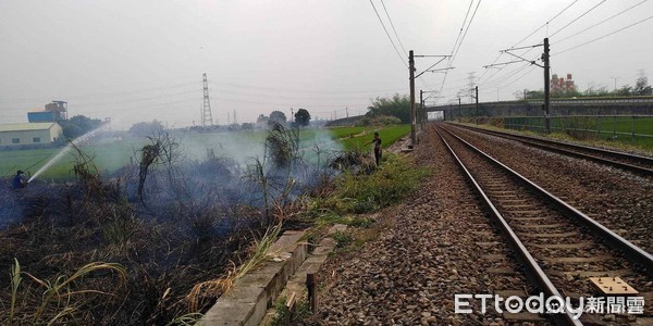 ▲▼台鐵大林=民雄間旁空地發生火警，台鐵斷電停駛。（圖／記者翁伊森翻攝）