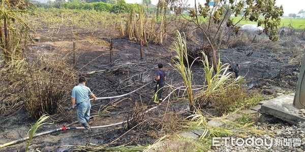 ▲▼台鐵大林=民雄間旁空地發生火警，台鐵斷電停駛。（圖／記者翁伊森翻攝）