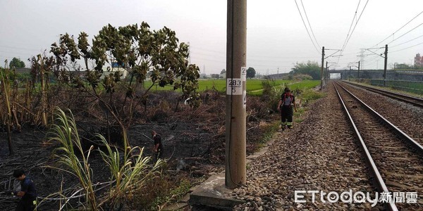 ▲▼台鐵大林=民雄間旁空地發生火警，台鐵斷電停駛。（圖／記者翁伊森翻攝）