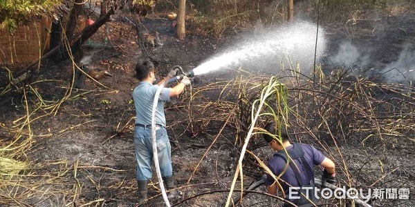 ▲▼台鐵大林=民雄間旁空地發生火警，台鐵斷電停駛。（圖／記者翁伊森翻攝）