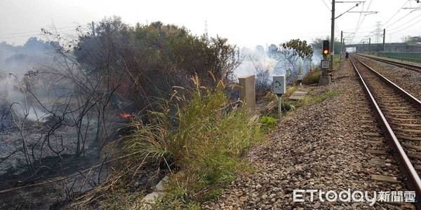 ▲▼台鐵大林=民雄間旁空地發生火警，台鐵斷電停駛。（圖／記者翁伊森翻攝）