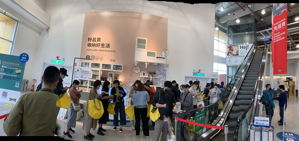 ▲IKEA與樂高聯名的「BYGGLEK系列」台灣開賣排長龍。（圖／讀者提供）