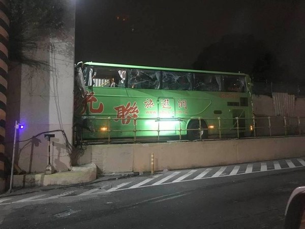 ▲統聯大客車卡在台南市北區小東地下道機慢車道，影響車流與交通。（圖／翻攝自台南小大事）