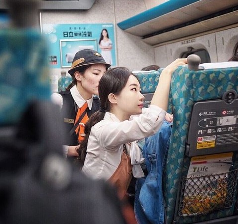 ▲高鐵乘務員An曾因溫柔安撫乘客一事被報導。（圖／翻攝自Instagram／ohgoodjobpal）