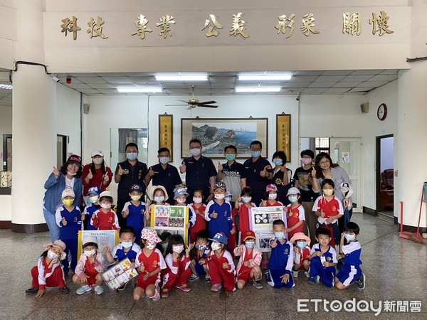 ▲東港鎮東光國小幼兒園師生們60多人到東港警分局參訪           。（圖／記者陳崑福翻攝，以下同）