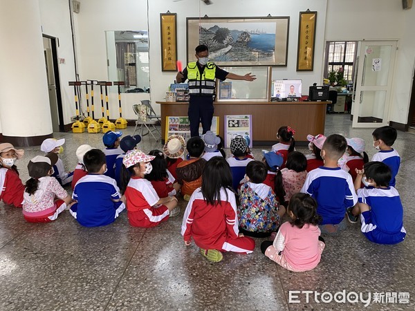 ▲東港鎮東光國小幼兒園師生們60多人到東港警分局參訪           。（圖／記者陳崑福翻攝，以下同）