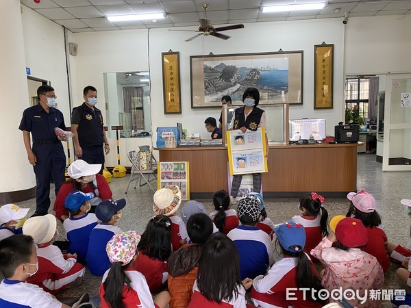 ▲東港鎮東光國小幼兒園師生們60多人到東港警分局參訪           。（圖／記者陳崑福翻攝，以下同）