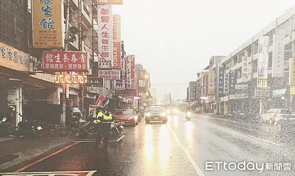 ▲桃園市張姓男子開車撞飛騎士，中壢警方查看肇事現場。（圖／記者沈繼昌翻攝）