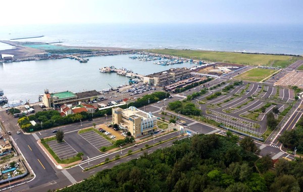 ▲新竹漁港直銷中心外將打造「黃金沙灘色系」大棚架，囊括70多個戶外攤商，預計今夏開幕。（圖／新竹市產發處提供）