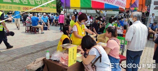 ▲台南市環保局推動環保祭祖、慎終追遠漸獲民眾接受，2021年清明期間與轄內10個社福團體合作推廣「以功代金」，倡導紙錢減量兼做公益成效佳。（圖／記者林悅翻攝，下同）