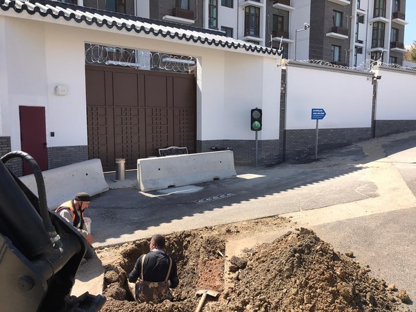 ▲▼土耳其安卡拉市政府在中國大使館外挖了一個大洞。（圖／翻攝自推特／@CuneytOzturk06）