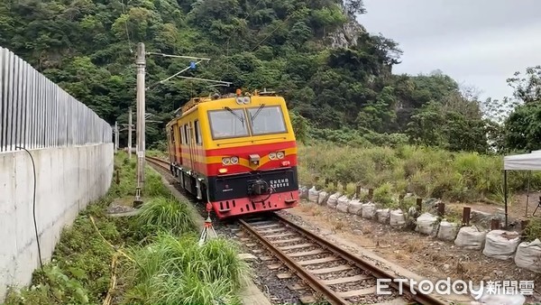 ▲▼台鐵花蓮運務段長吳金添說明太魯閣號出軌事故修復進度。（圖／記者陳以昇攝）