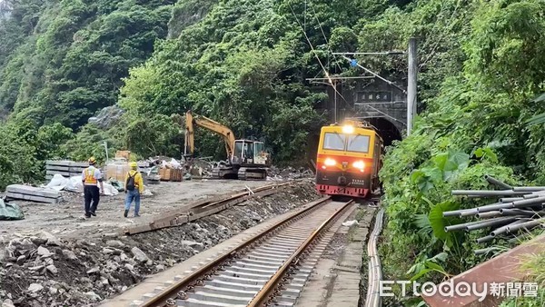 ▲▼台鐵花蓮運務段長吳金添說明太魯閣號出軌事故修復進度。（圖／記者陳以昇攝）