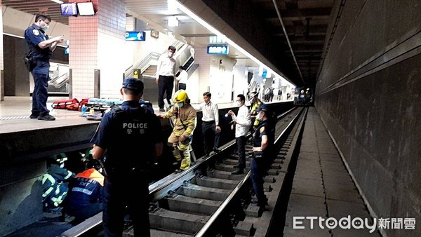 ▲▼北市南港火車站在9日下午驚傳落軌意外，警消緊急將人救起。（圖／記者邱中岳翻攝）