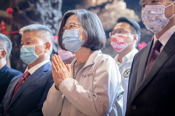 蔡英文參拜大甲媽祖　祈求「雨水媽」保佑台灣風調雨順 | ETtoday政