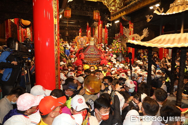 ▲▼大甲媽子時準時起駕，10萬人跪送媽祖。（圖／民眾提供）