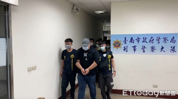 ▲台南市警刑警大隊破獲以張姓主嫌為首之保險詐欺集團，緝獲張嫌等人，起獲保單、本票、存簿、提款卡1批等證物。（圖／記者林悅翻攝，下同）