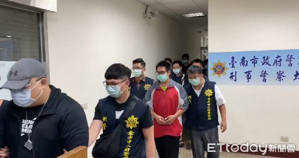 ▲台南市警刑警大隊破獲以張姓主嫌為首之保險詐欺集團，緝獲張嫌等人，起獲保單、本票、存簿、提款卡1批等證物。（圖／記者林悅翻攝，下同）