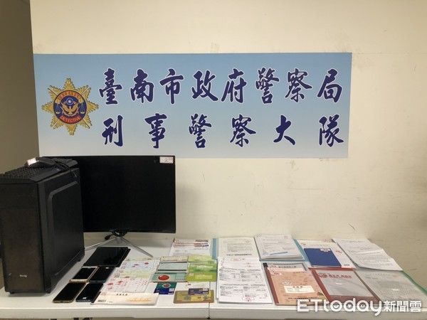 ▲台南市警刑警大隊破獲以張姓主嫌為首之保險詐欺集團，緝獲張嫌等人，起獲保單、本票、存簿、提款卡1批等證物。（圖／記者林悅翻攝，下同）