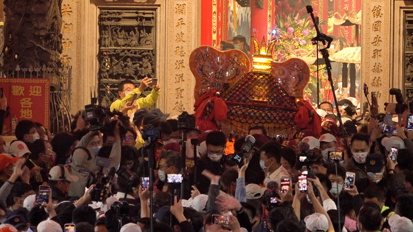 ▲▼     大甲媽祖起駕業配 。（圖／記者謝婷婷攝）