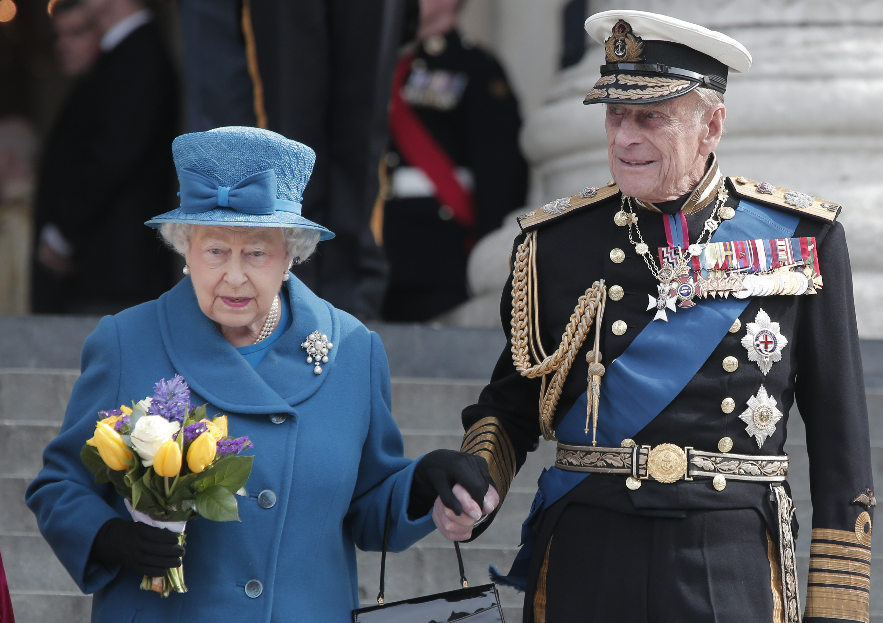 Fw: [新聞] 英女王一見鍾情菲利普親王 結縭73年守護愛