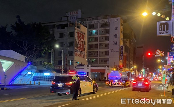 ▲▼ 台中限水結果水車拋錨卡路中。（圖／記者李忠憲翻攝）