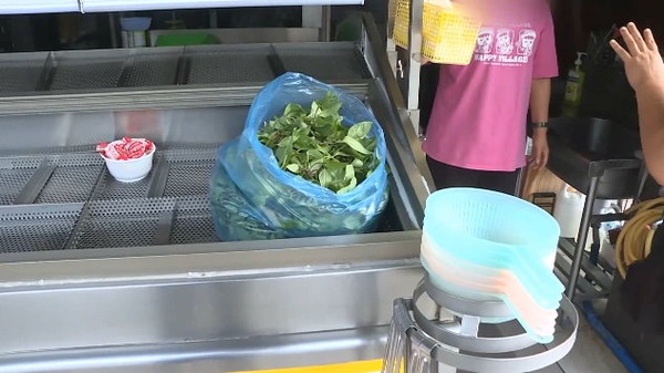 買鹹酥雞驚見巨大蝸牛！ 她反映被問「妳媽短髮」？　店家道歉了。（圖／東森新聞）