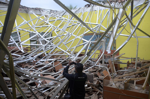 ▲▼印尼爪哇4月10日爆發規模6.0強震。（圖／達志影像／美聯社）
