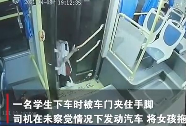 ▲女學生遭公車夾住拖行。（圖／翻攝自Ｎ視頻，下同）