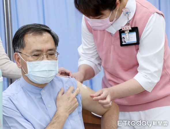 ▲▼台北市副市長蔡炳坤接種AZ疫苗。（圖／記者屠惠剛攝）