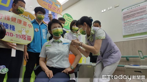 ▲AZ疫苗台中市接種率約1成，市長盧秀燕9時準時接種坦言：親友很擔心。（圖／記者游瓊華攝）