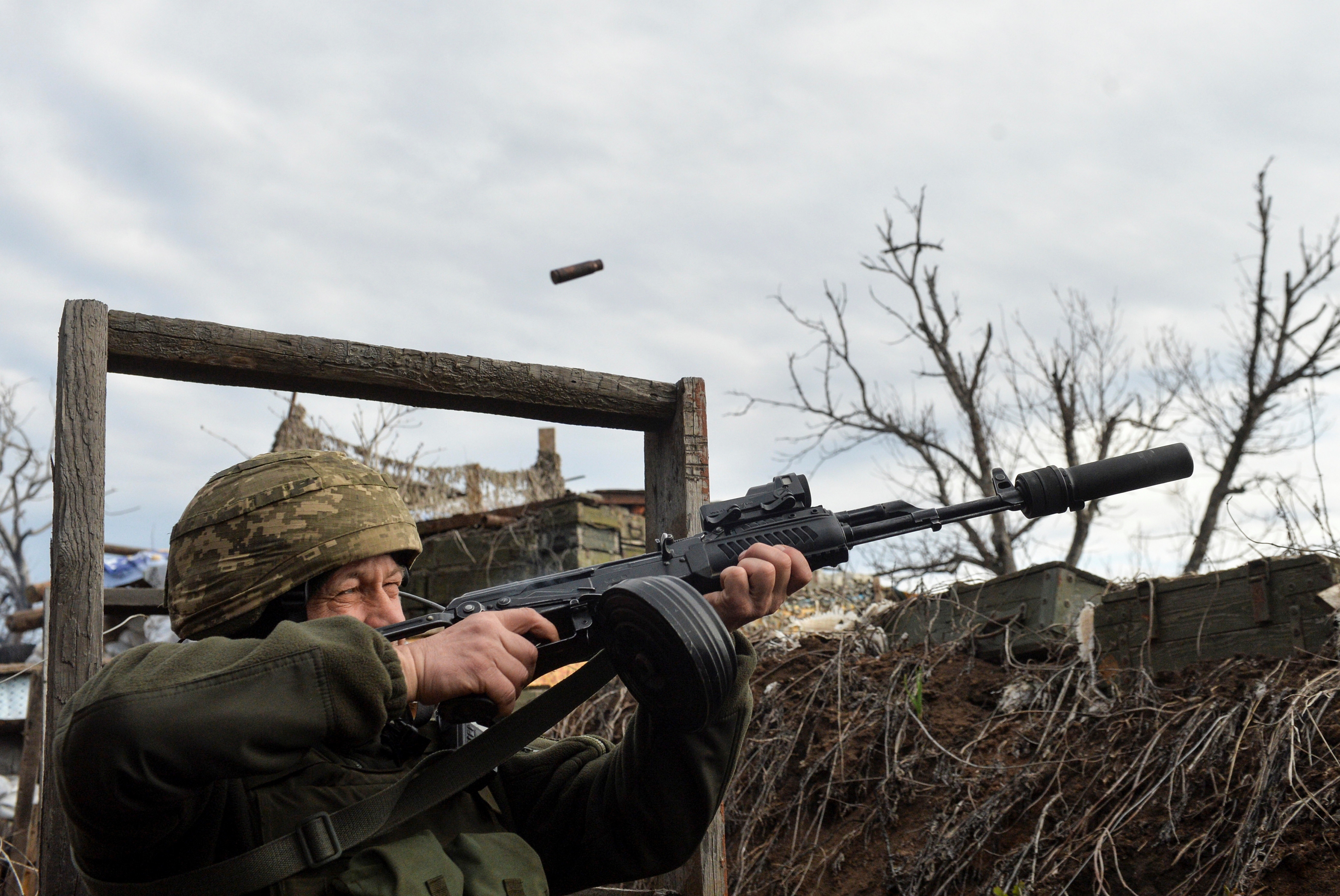 ▲▼烏克蘭武力軍隊試圖去攻打親俄羅斯的反叛軍。（圖／路透社）